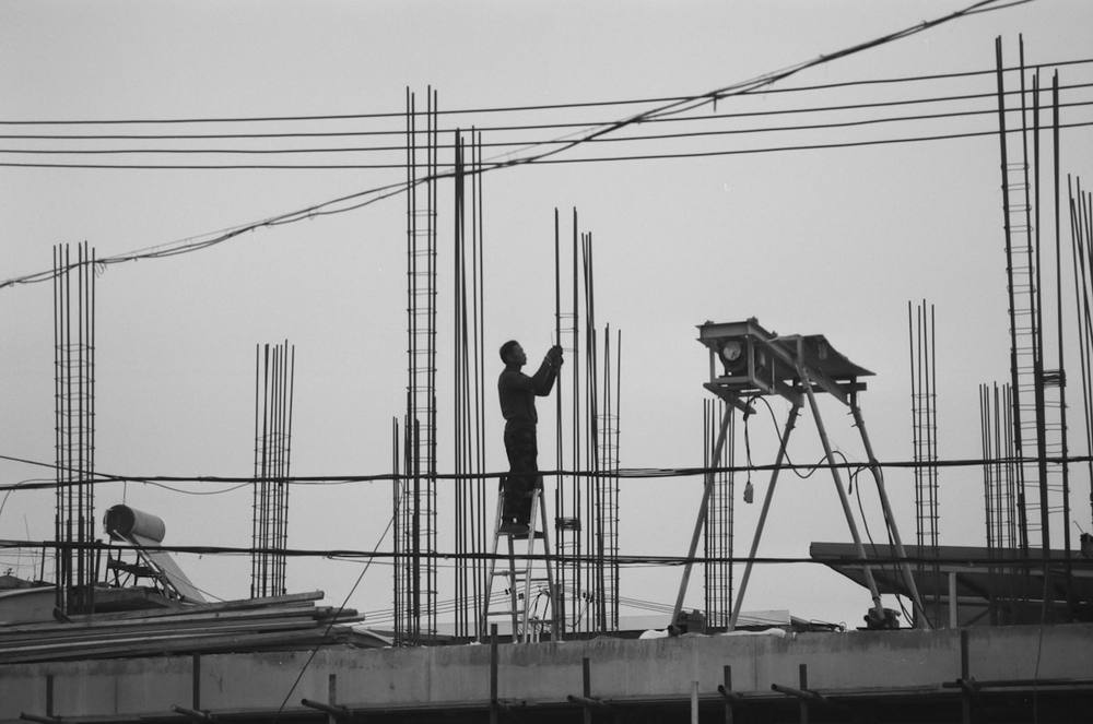 Un homme debout sur le toit d'un bâtiment en construction.