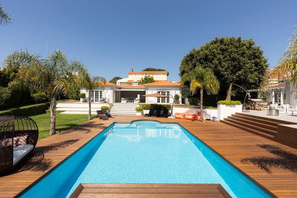 Villa de luxe avec piscine, terrasse et jardin tropical.