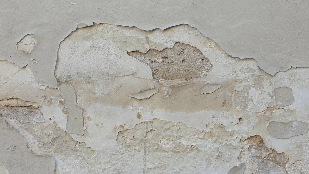 Un mur avec de la peinture.