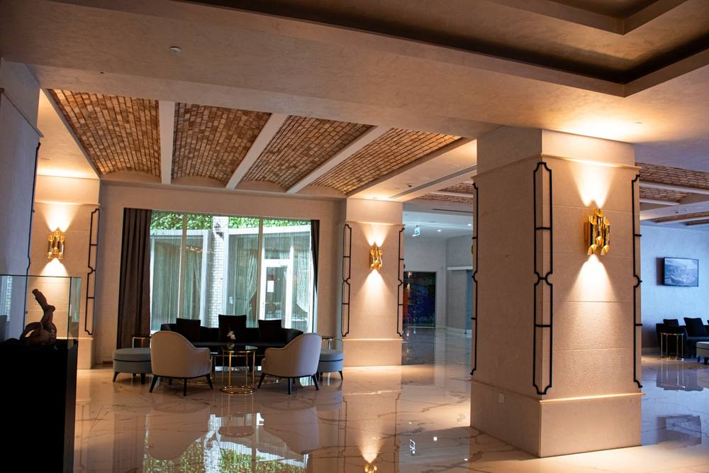 Élégant hall d'entrée avec mobilier de luxe et éclairage sophistiqué.