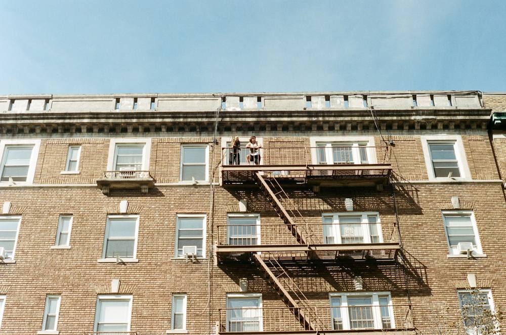 Bâtiment en briques avec escaliers de secours extérieurs.