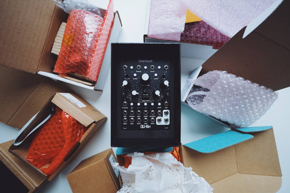 Boîtes d'emballage, matériaux de rembourrage, module audio Stardust.
