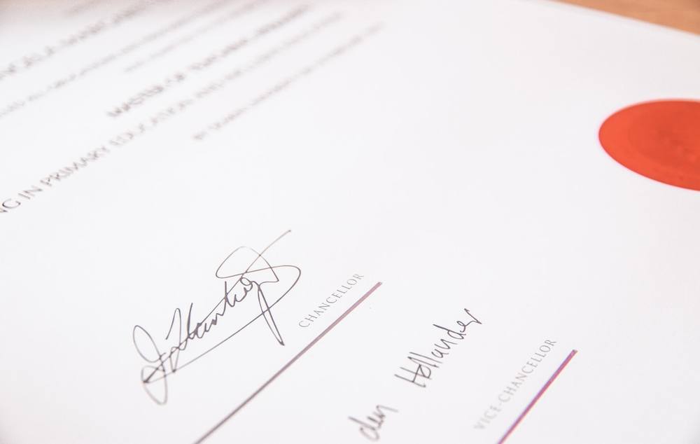 Signature manuscrite sur un document officiel avec un cachet rouge.