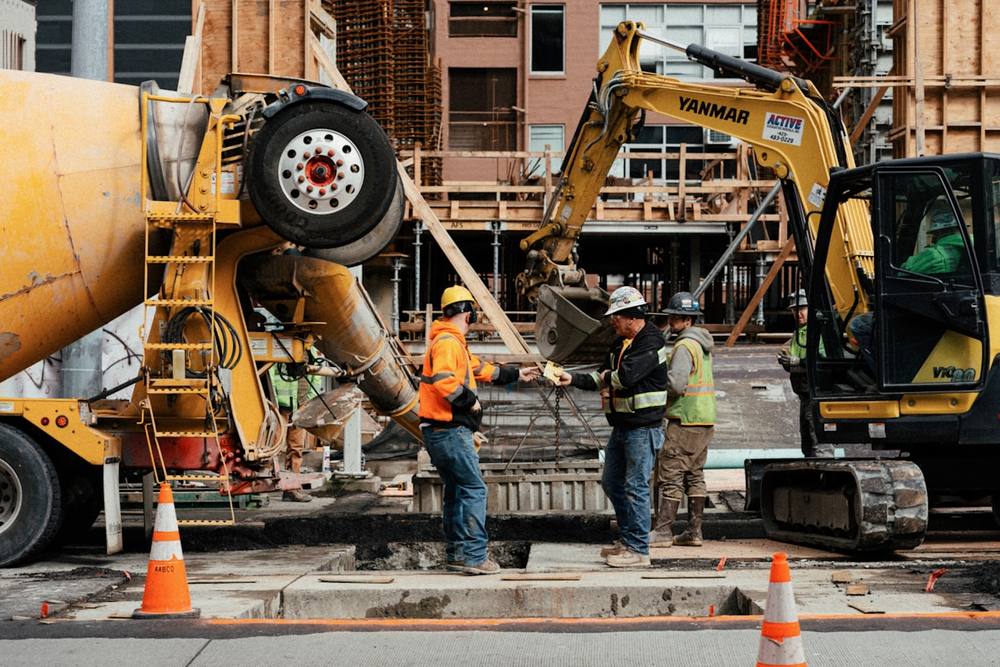 Chantier de construction avec équipements et ouvriers au travail.