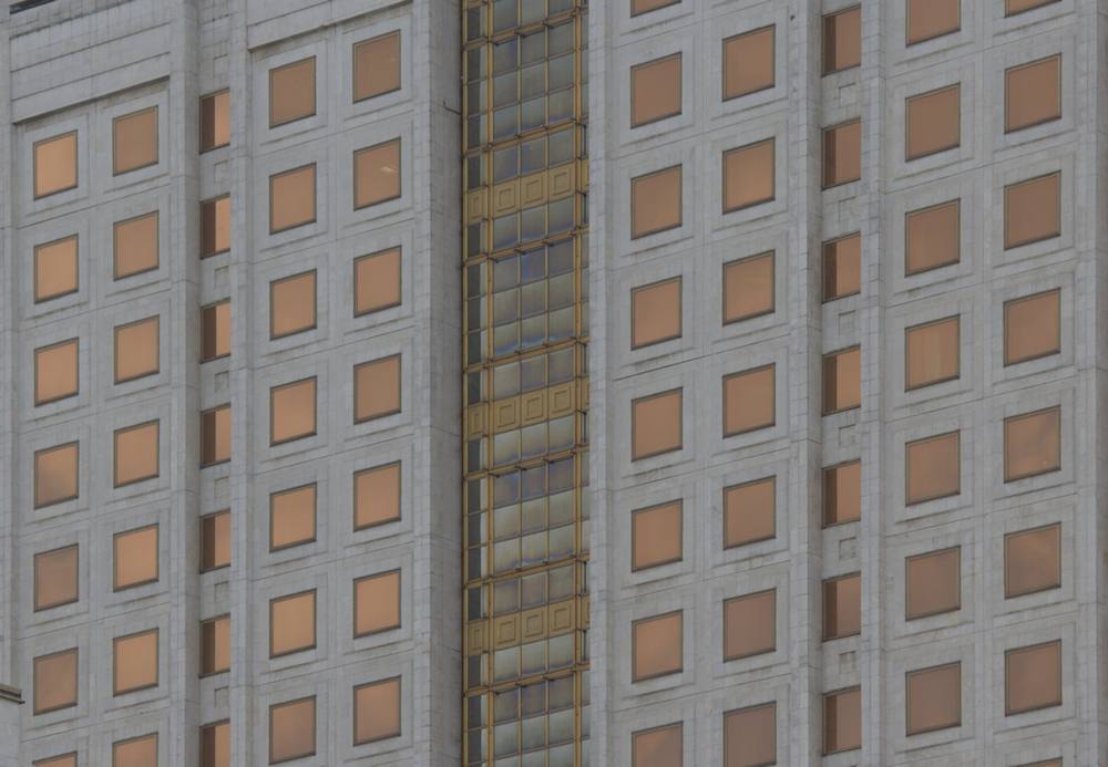Un grand bâtiment avec une horloge sur le côté.