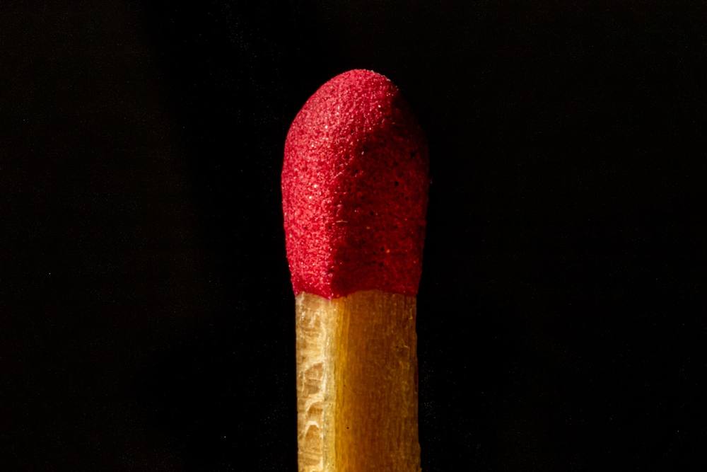 Un bâton en bois rouge et brun.