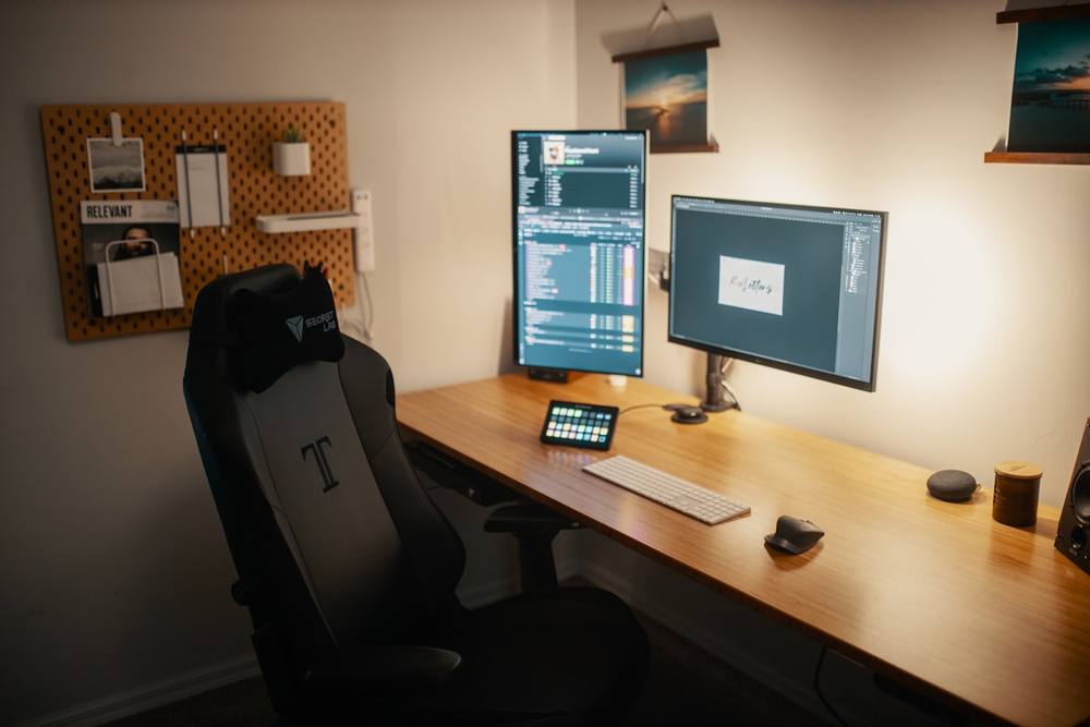 Écran d'ordinateur plat noir sur un bureau en bois brun.