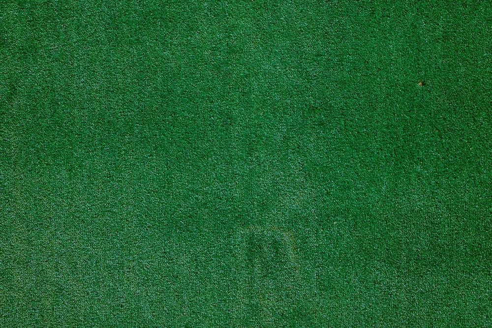 Fond texturé vert foncé.