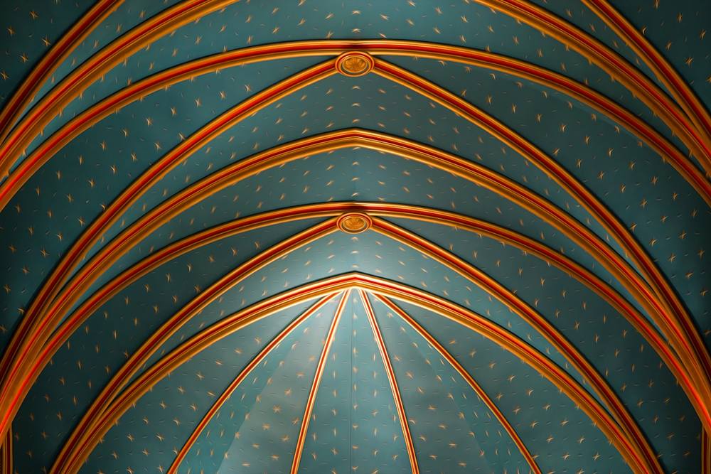 La voûte d'une église sur fond bleu.