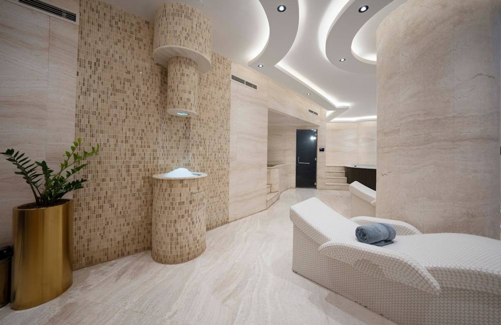 Une salle de bain avec une baignoire, un lavabo et des toilettes.
