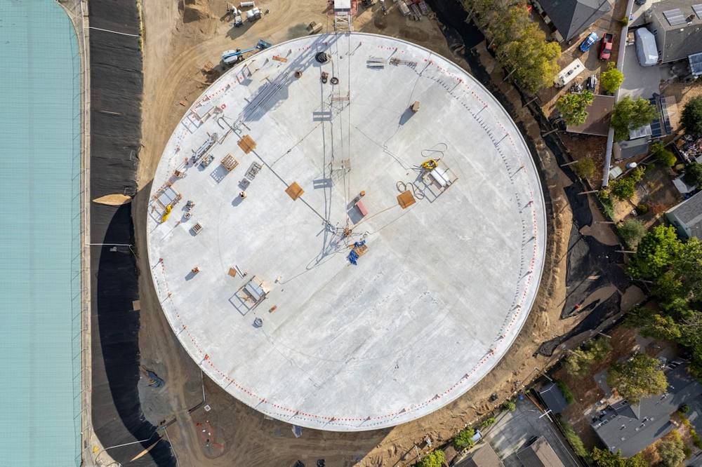 Chantier de construction circulaire avec équipements et véhicules.