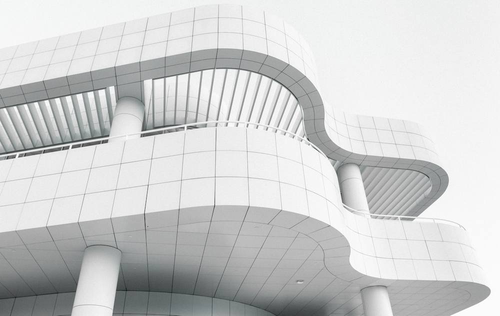 Bâtiment en béton blanc en pleine journée.