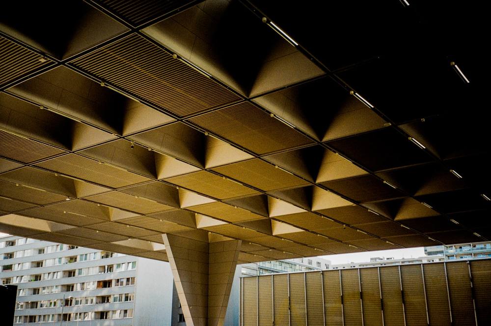 Plafond en métal doré aux motifs géométriques complexes.