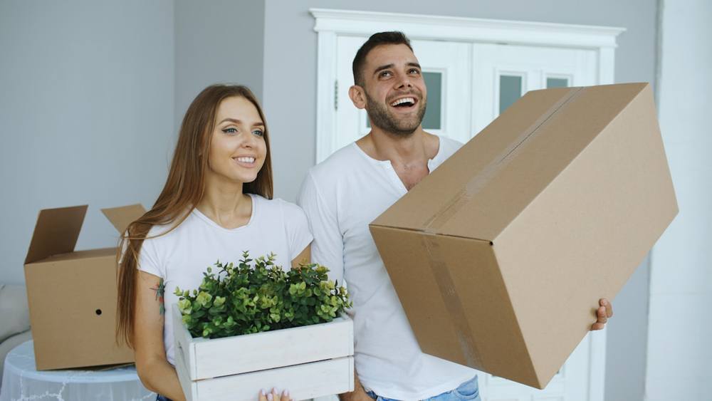 Jeune couple heureux déménageant dans un nouvel appartement.