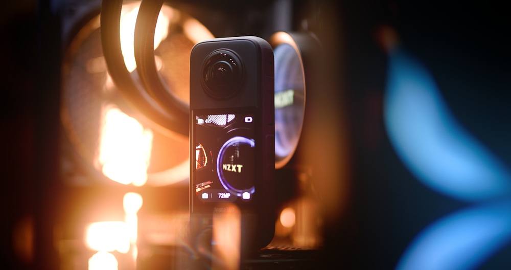 Caméra vidéo compacte avec écran OLED et boutons de contrôle.