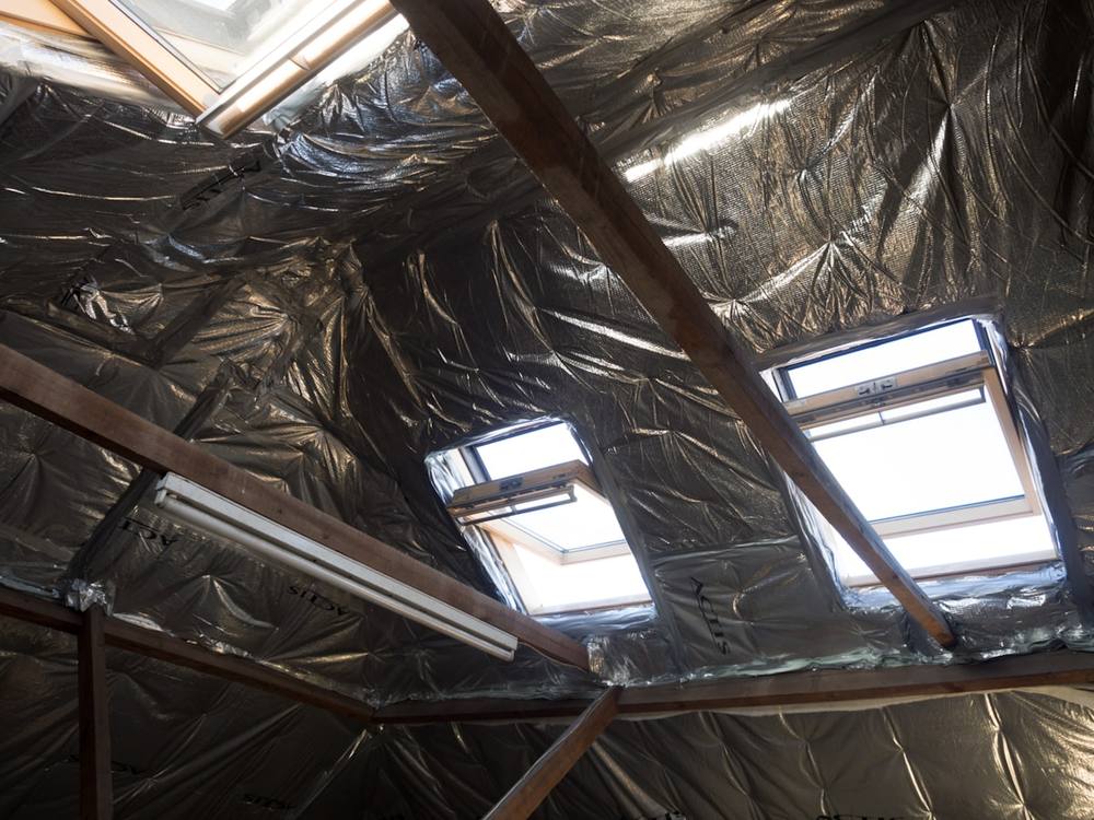 Intérieur d'un chantier de construction recouvert de bâches noires.