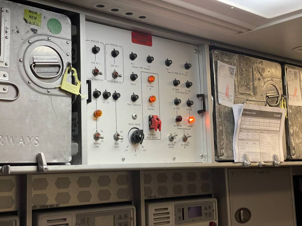 Panneau de commande d'un véhicule ou d'un équipement industriel avec de nombreux boutons et interrupteurs.