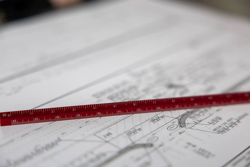 Règle, plan architectural, document technique, mesures, détails.