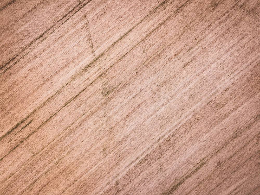 Surface en bois brun et noir.