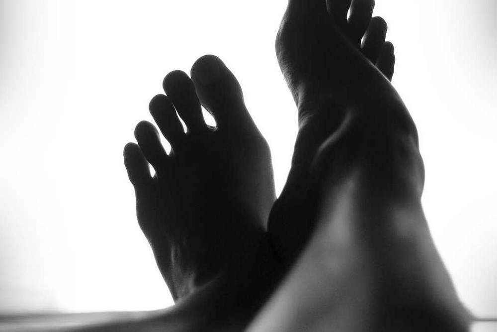 Deux pieds sur un fond lumineux.