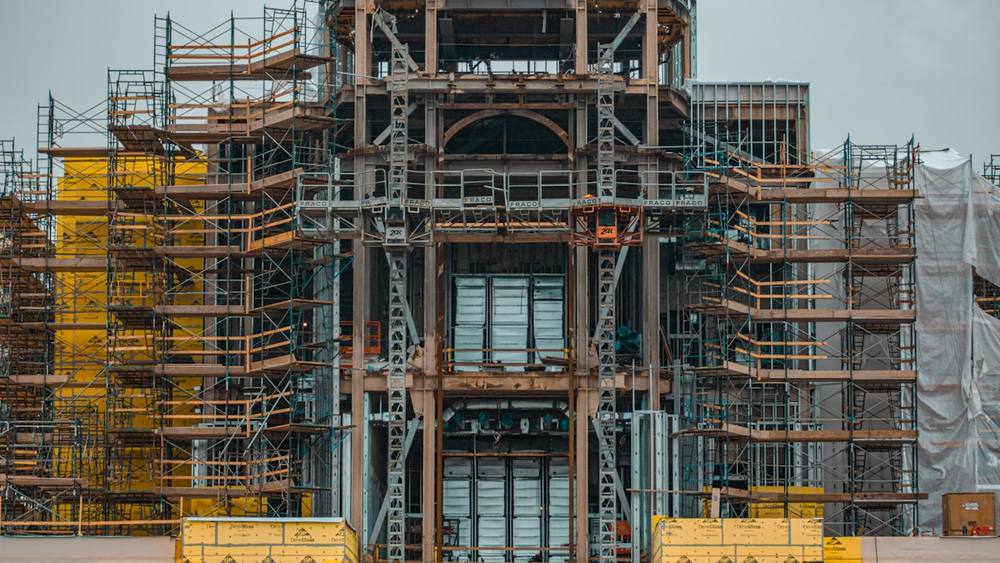 Un grand bâtiment avec une horloge sur le côté.