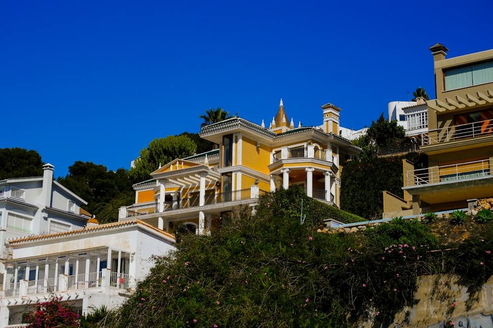 Bâtiment colonial espagnol coloré sur une colline verdoyante.