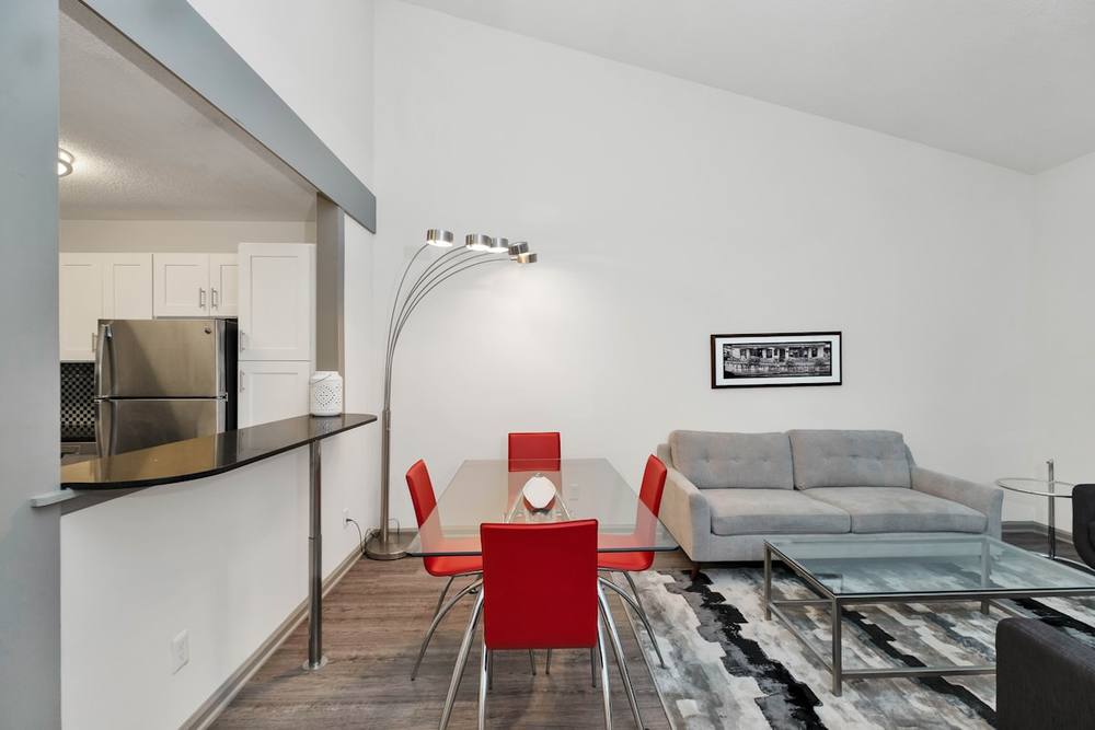 Appartement moderne avec cuisine, salle à manger et salon.