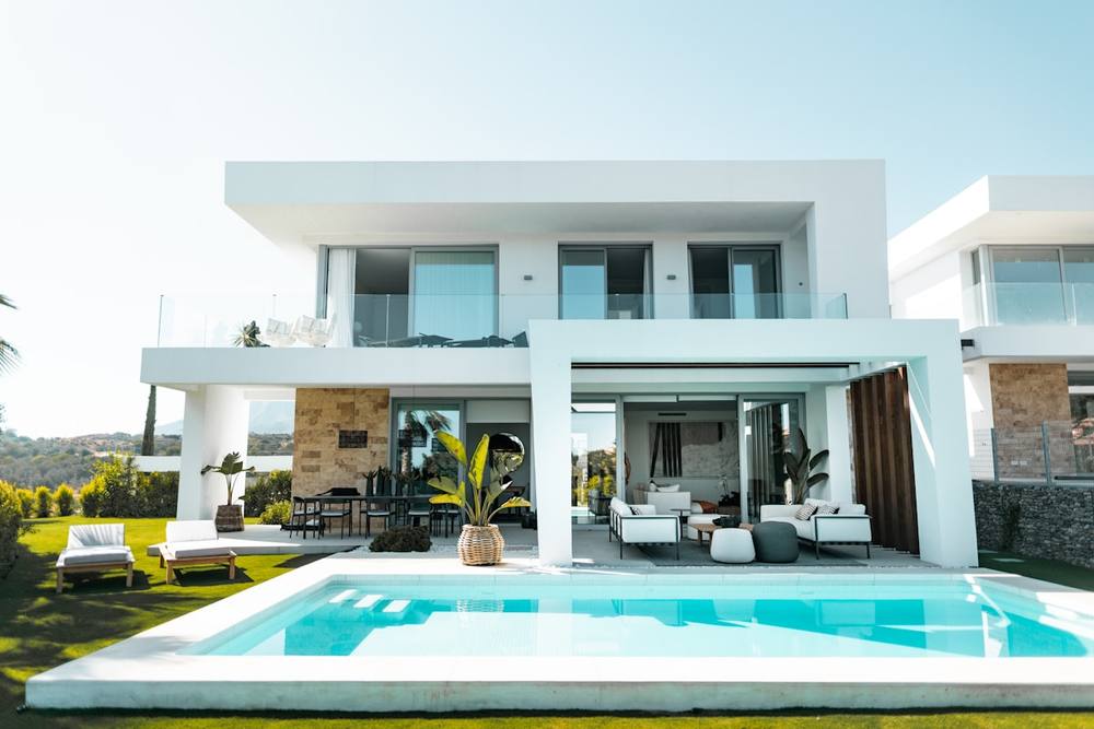 Villa moderne avec piscine et terrasse extérieure.