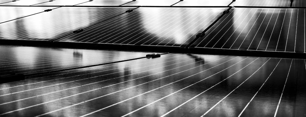 Panneaux solaires réfléchissants sur un pont suspendu.