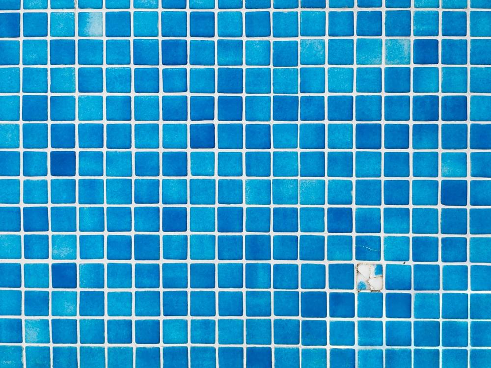 Un mur carrelé bleu vu de près.