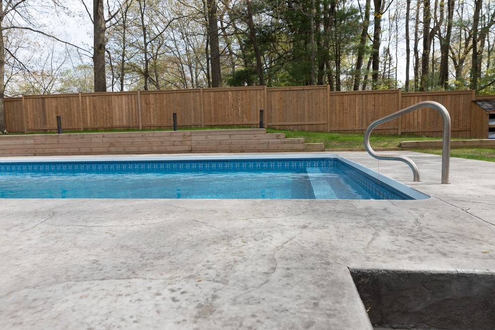 Une piscine extérieure est visible.