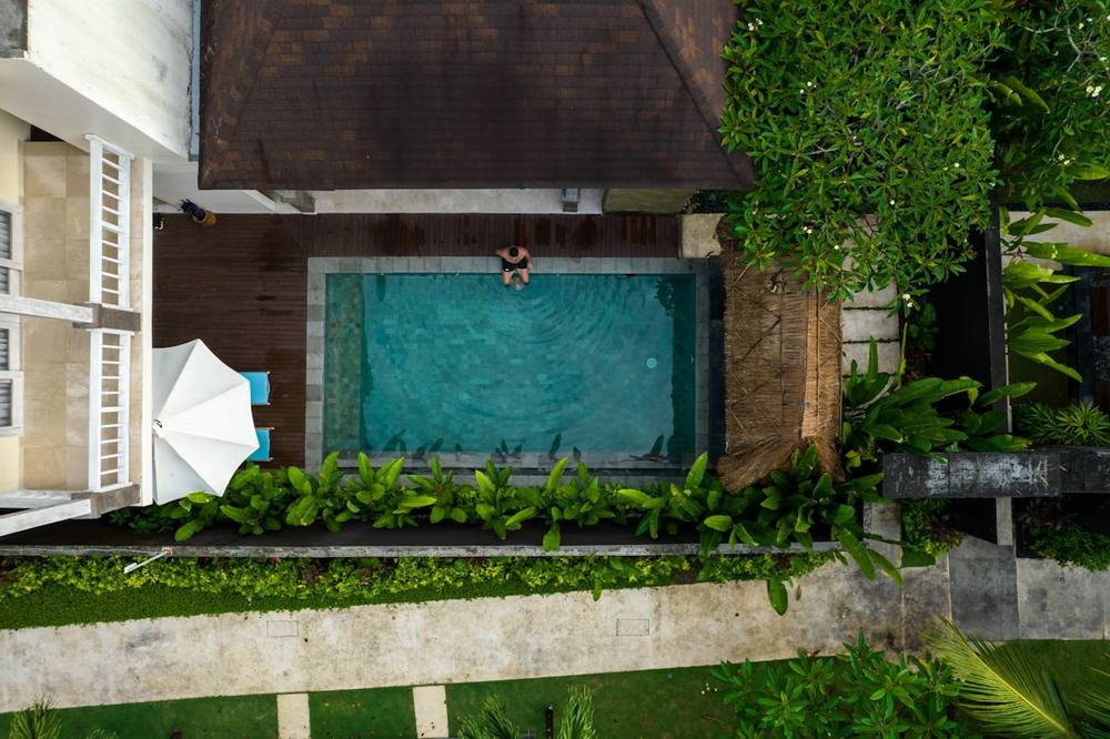 Une vue aérienne d'une maison avec une piscine.