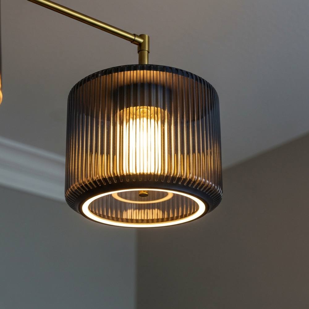 [Vue abstraite et épurée d'un chantier de rénovation intérieur haut de gamme presque terminé, mettant en valeur la propreté, les lignes pures et des éclairages design.]