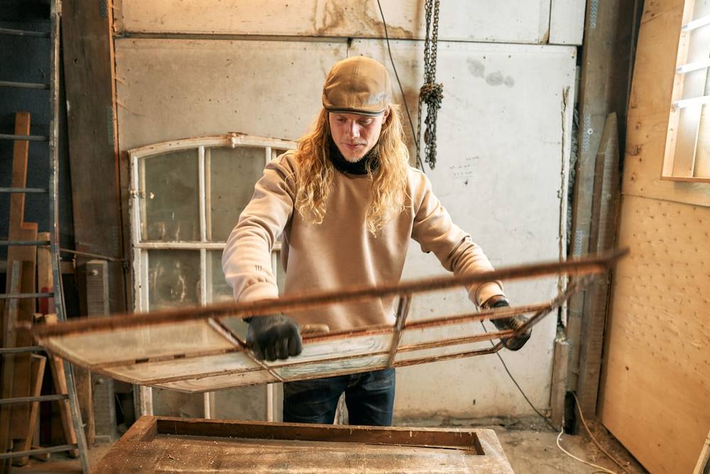 Une femme travaille sur un meuble.