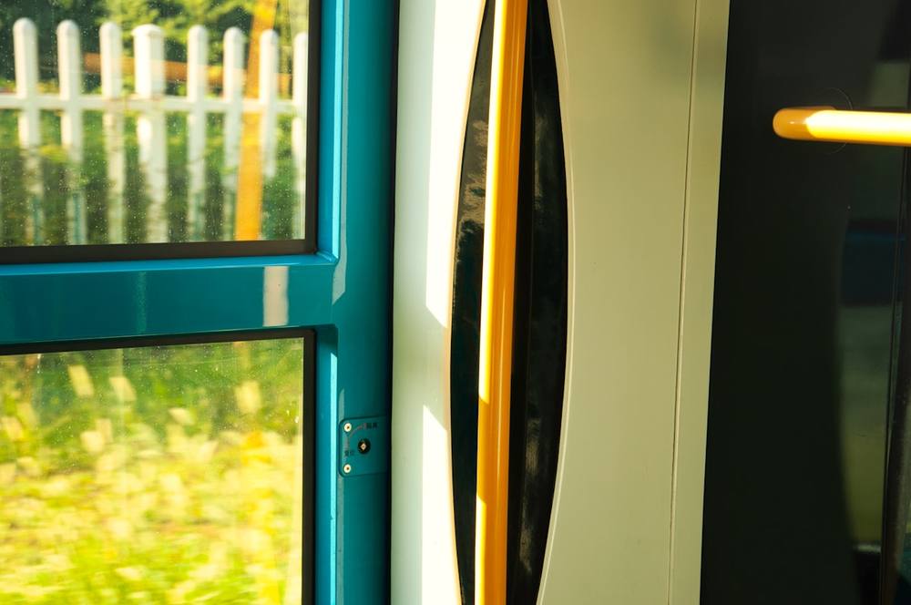 Une fenêtre de train en gros plan.