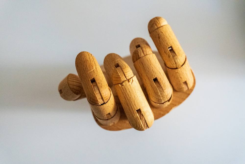 Un groupe de chevilles en bois avec des visages.