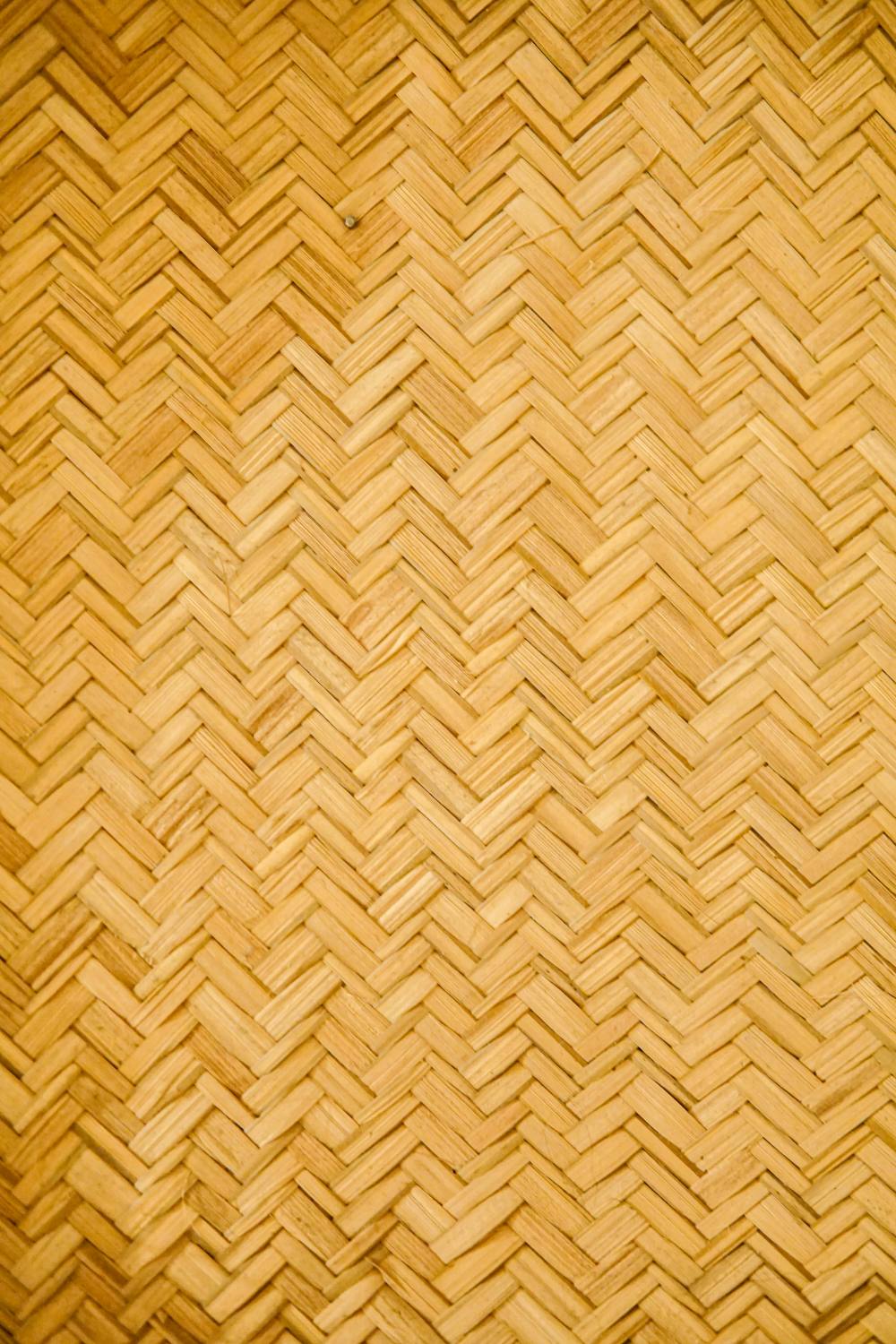 Gros plan détail de l'installation d'un parquet en bois de haute qualité en motif chevrons.