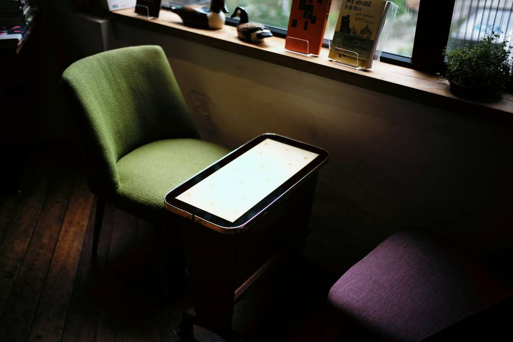 Tableau de ventilation budgétaire détaillé sur un écran de tablette tenu par un entrepreneur dans un bureau moderne.