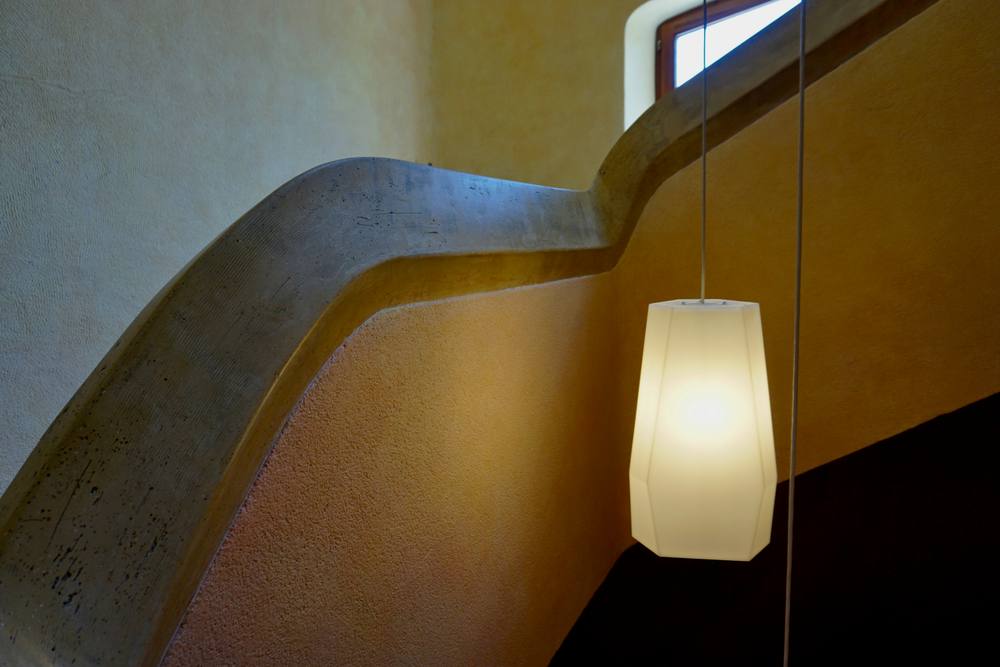Cuisine moderne rénovée avec îlot en marbre et éclairage intégré dans un appartement haut de gamme suisse.