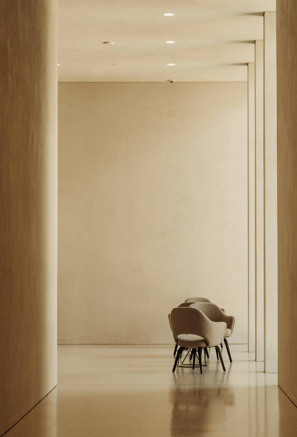 Une chambre à coucher minimaliste et lumineuse avec un dressing sur mesure à Lausanne.